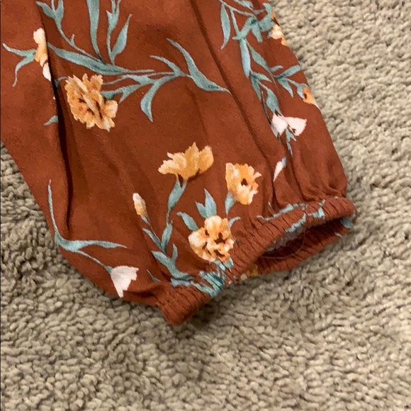 Floral top with adjustable tie - Picture 5 of 5